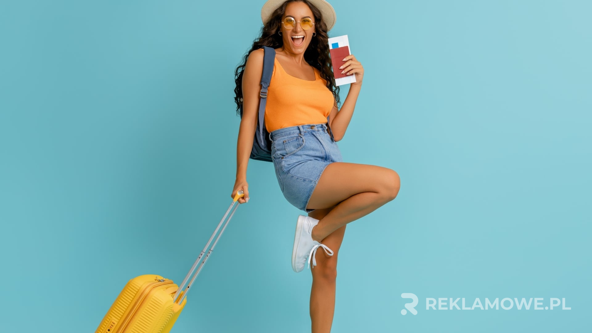 Osoba analizująca ROI z inwestycji w gadżety reklamowe