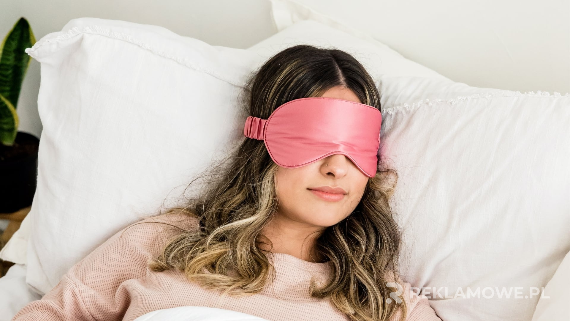 Różnorodne tanie gadżety reklamowe na stole