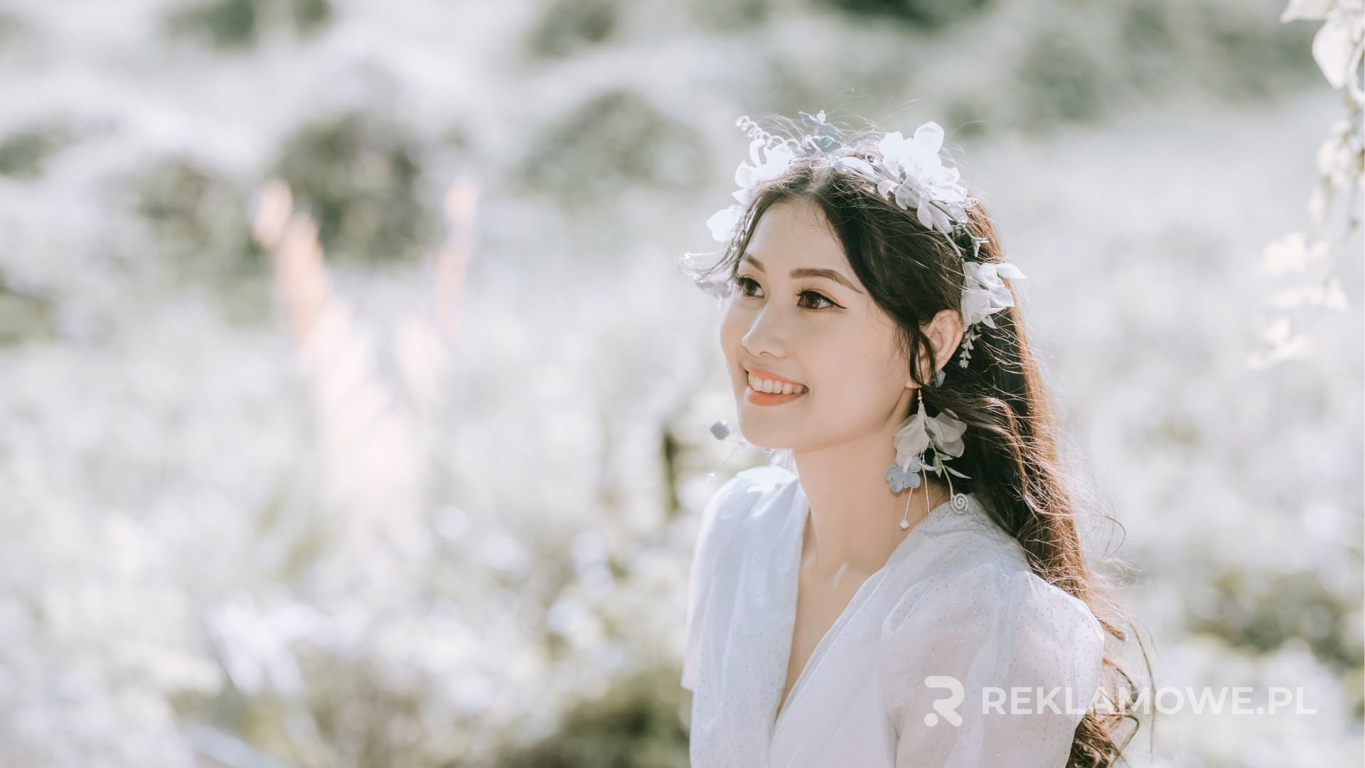 Różnorodne tanie gadżety reklamowe na stole